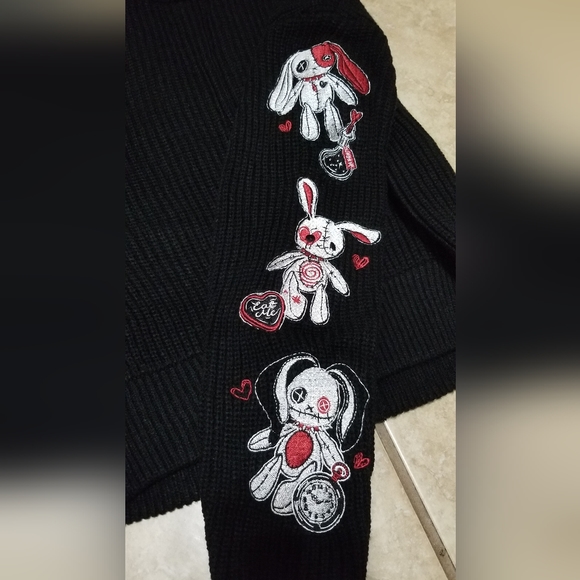 Social Collision Stitched Bunny Heart Button Cropped Knit Cardigan (XS) - Picture 4 of 5